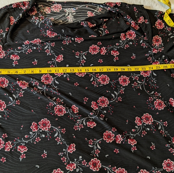 Quarter sleeve blouse with flowers - Picture 3 of 4